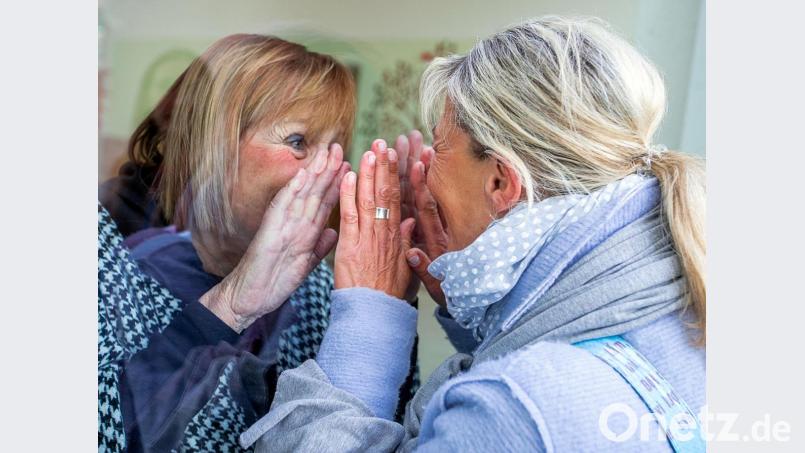 Ab kommenden Wochenende trennen keine Fensterscheiben mehr Angehörige und Bewohner wie in diesem Pflegeheim. Bild: Jens Büttner/dpa