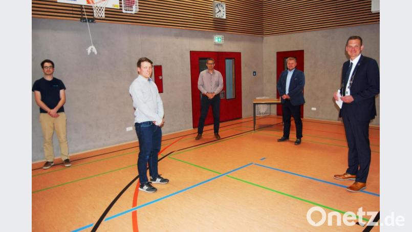 Abstand halten hieß es bei der Vereidigung der neuen Gemeinderäte Christian Reichl (von links) und Jochen Kraemer sowie der Bürgermeister-Stellvertreter Christian Schramek und Dominik Baschnagel durch Bürgermeister Ernst Schicketanz (rechts). Bild: sm