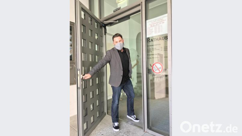 Sebastian Dippold freut sich, den Zugang zum Rathaus wieder einen Schritt zu erleichtern. Bild: Stadt Neustadt/exb