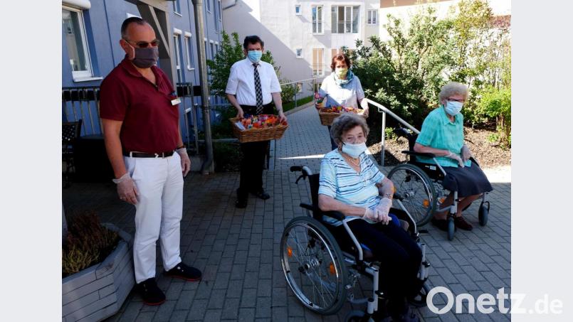 Die Heimbewohner freuen sich über die Geschenke der Erstkommunikanten, die in Vertretung Pfarrer Max Früchtl und Christina Schaller Schaller vorbeibringen. Bild: le