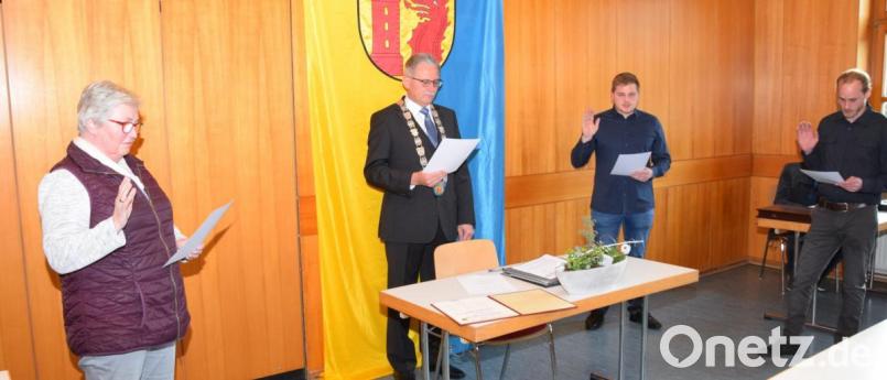 Florian Bächer, Lukas Heinrich (von rechts) sowie Gabriele Hübner werden von Bürgermeister Josef Hammer (von links) vereidigt. Bild: fz