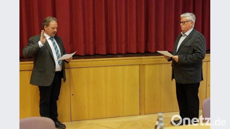 Als ältestes anwesendes Mitglied des Gemeinderats nahm Georg Zaus die Vereidigung des neuen Bürgermeisters, Bernhard Schindler, vor. Bild: ld