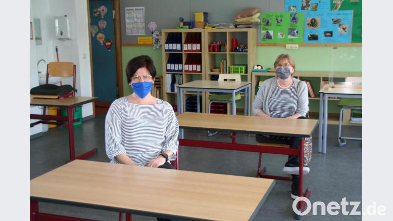 Schulleiterin Petra Andritzky und Lehrerin Maria Fritsch machen eine Sitzprobe auf Sicherheitsabstand im Klassenzimmer. Bild: fpoz