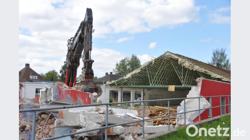Bald wird nichts mehr vom Netto-Markt-Gebäude zu sehen sein. Die Abbruchfirma Hierold aus Moosbach rückt dem Gebäude mit schwerem Gerät zu Leibe. Bild: dob