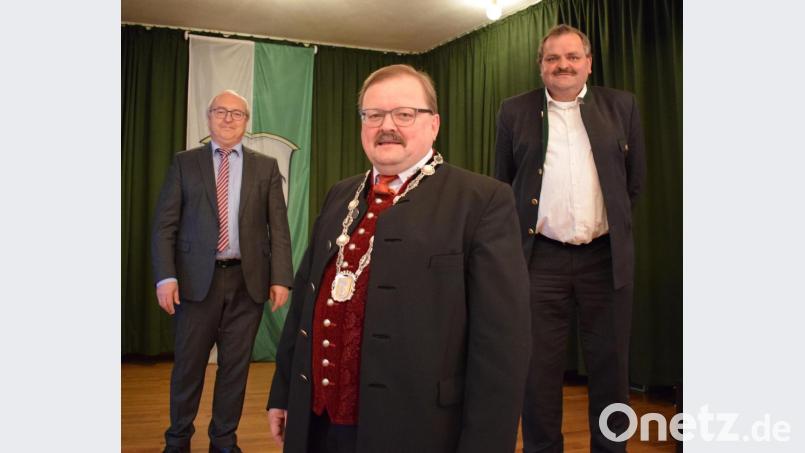 Die Geschicke der Stadt Bärnau führen in der kommenden Amtsperiode Bürgermeister Alfred Stier (Mitte) und seine beiden Stellvertreter Michael Schedl (rechts) sowie Gottfried Beer (links). Bild: szl