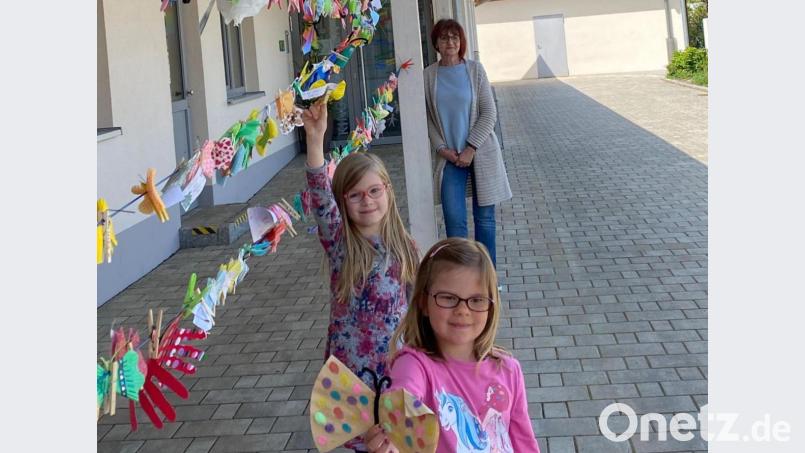 Über 400 Schmetterlinge haben die Kinder, darunter Amelie und Lina, für Senioren und hilfsbereite Menschen gebastelt. Bild: cv