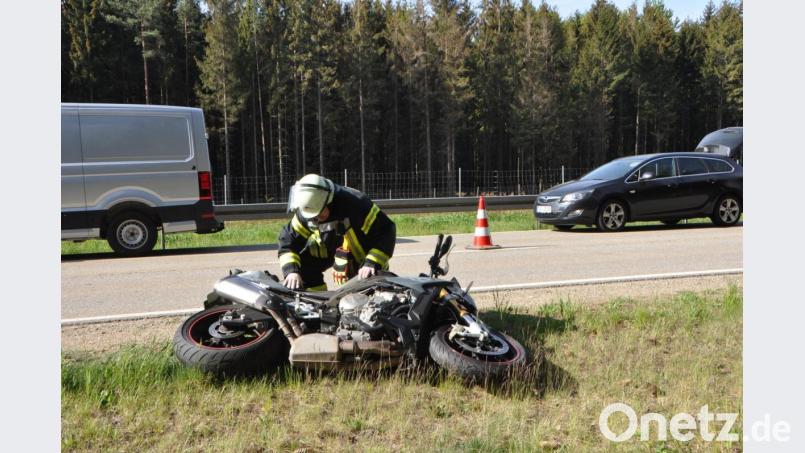 Ein Biker wurde bei einem Motorradunfall schwer verletzt. Auslöser war wohl ein Reh, das die Fahrbahn überqueren wollte. Bild: dob