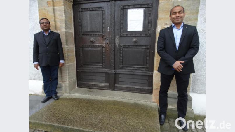 Die räumliche Distanz zwischen den Geistlichen hier vor der Kirche in Schlicht ist den momentanen Vorsichtsmaßnahmen wegen der Coronakrise geschuldet. Die Übergabe des Amts des weiteren Seelsorgers in der Pfarreiengemeinschaft zum 1. September 2020 von Hruday Madanu (links) auf Pater Jimmy Joseph erfolgt in herzlicher Atmosphäre und brüderlicher Verbundenheit. Bild: ct