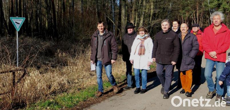 Bei einem Spaziergang durch das Naturschutzgebiet im Februar forderten Mitglieder des Vogelschutzbundes und der ÖDP ein Umdenken bei den Planungen eines Gewerbegebietes im Bereich &quot;Heiligenholz&quot;. Jetzt erzielten sie einen Teilerfolg. Archivbild: Hirsch
