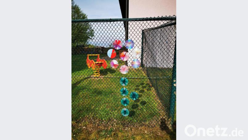 Blumen wie diese zieren derzeit den Zaun der Kindertagesstätte St. Franziskus; die jüngste Gemeinschaftsaktion der Einrichtung mit den Kindern zu Hause. Bild: exb