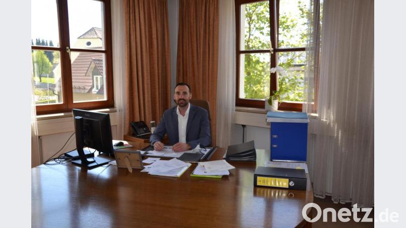 Bürgermeister Armin Bulenda fühlt sich schon wohl an seinem neuen Arbeitsplatz im Moosbacher Rathaus. Bild: gi