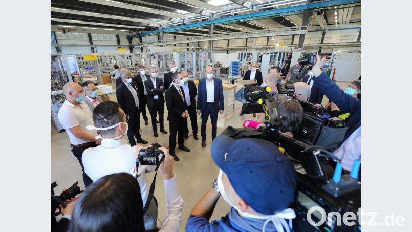 Auch das Medien-Interesse war groß: Teams der großen Fernseh- und Radiosender wollten mehr über die Schutzmasken made in Bayern wissen. Bild: Wolfgang Steinbacher