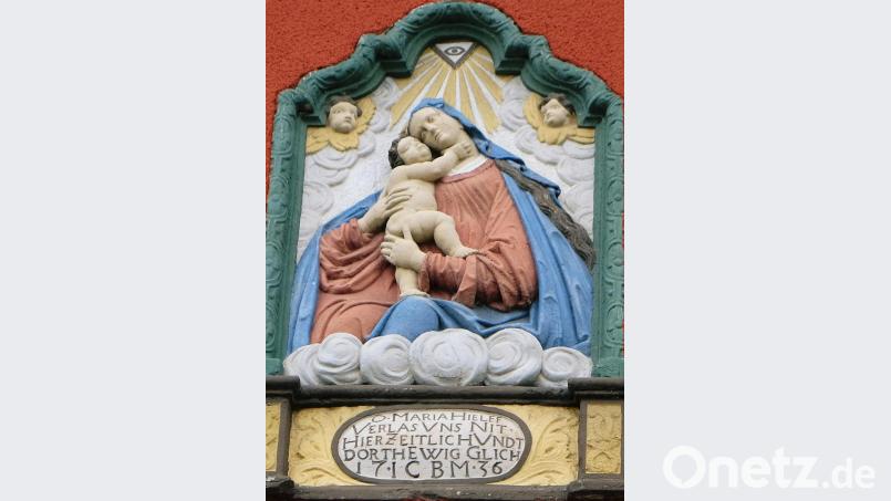 Auf dem Eschenbacher Stadtberg begegnet man vielen Zeugnissen der Mutter Gottes-Verehrung. Auffallend ist zum Beispiel das farbenfrohe Relief an der Nordfassade des Gasthofes Burger. Bild: do