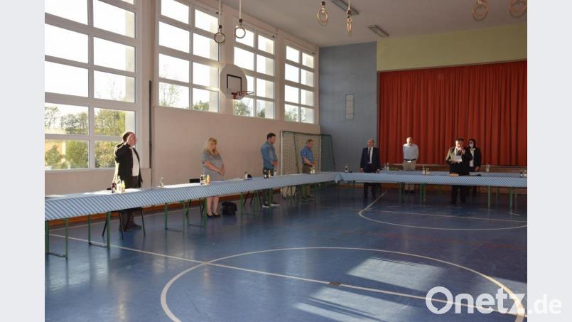 Bürgermeister Josef Beimler vereidigt Marktrat Dr. Johannes Weig (links). Bild: fla