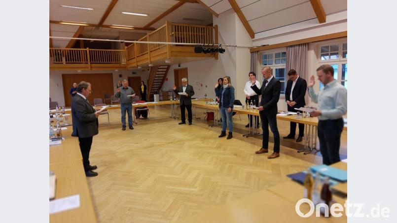 Bürgermeister Bernhard Schindler vereidigt die neuen Gemeinderäte Bild: ld