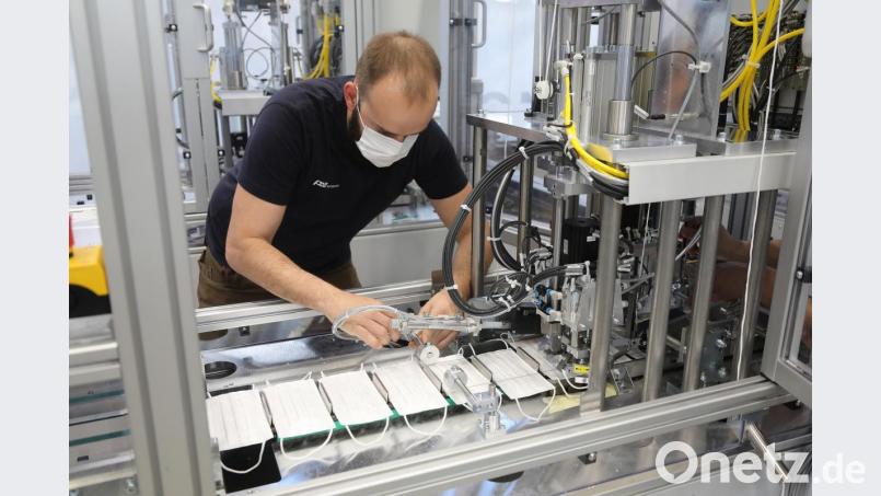 Beim Rundgang in der Produktion der Medical Division von PIA Automation im Industriegebiet Immenstetten. Bild: Wolfgang Steinbacher