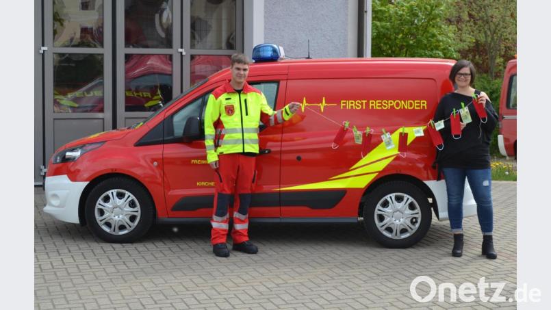 Stolze 500 Euro kann Melanie Renner aus Ernstfeld als Spende an Justin Goss übergeben. Bild: wmi
