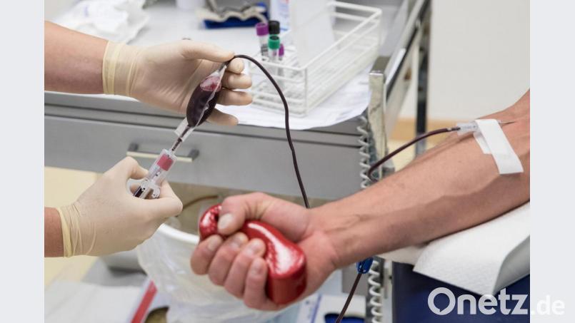 Eine Mitarbeiterin entnimmt einem Blutspender Blut. Symbolbild: Christian Charisius/dpa