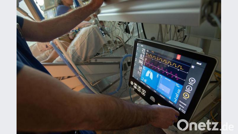 Corona-Patienten mit schweren Krankheitsverläufen müssen auf der Intensivstation Spezialgeräten behandelt werden. Bild: Marijan Murat/dpa