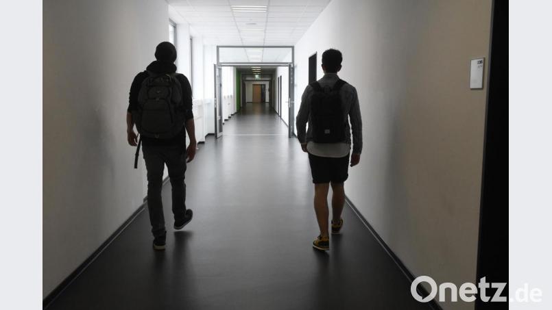 1,5 Meter Abstand. So viel muss zwischen den einzelnen Schülern sein, wenn sie wieder zurück an die Schule kommen. Doch umso mehr Schüler wieder im Schulhaus sind, umso schwieriger wird es, solche Konzepte umzusetzen. Bild: Gabi Schönberger