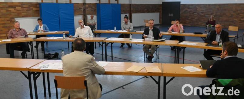 Gehörig auf Abstand tagen die Gebenbacher Gemeinderäte und ziehen dafür in die Schulturnhalle um. Bild: gf