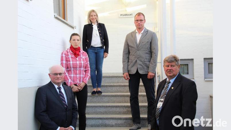 Bürgermeister Martin Schreglmann (rechts) mit den neuen Gemeinderatsmitgliedern (von links) Wolfgang Würschinger, Elisabeth Waldeck, Monika Waldeck und Andreas Schiesl. Bild: fsb