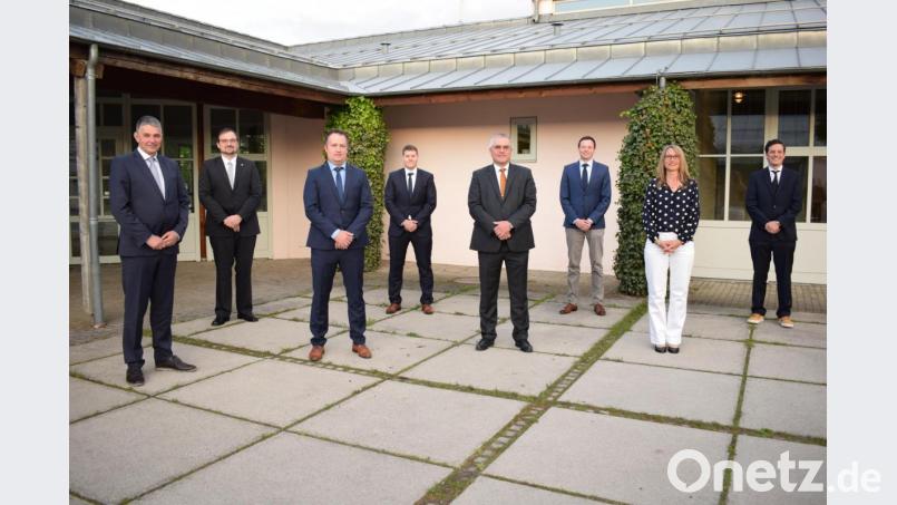 In der konstituierenden Sitzung vereidigte Bürgermeister Richard Tischler (Vierter von rechts) die sieben neuen Stadtratsmitglieder. Dies sind (von links): Sven Ost, Wolfgang Lotter, Eduard Maier, Bastian Lobinger, Jörg Irlbacher, Daniela Kielhorn und Peter Mertins. Bild: bnr