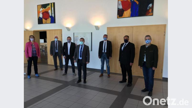 Leider kann der Kreisverband des Bayerischen Gemeindetags sein neues Gesicht nicht zur Gänze zeigen. An der Spitze steht künftig Karlheinz Budnik (Mitte) als Nachfolger von Rupert Troppmann (Zweiter von links). Bild: phs