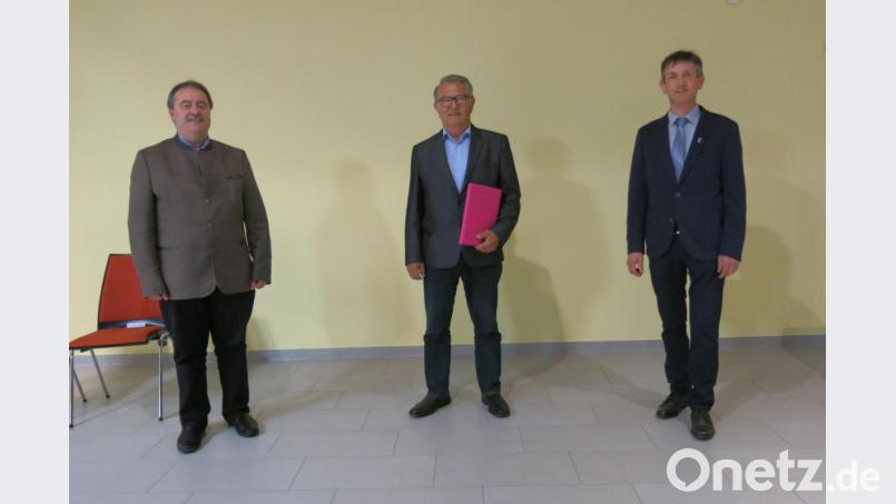 Der Auerbacher Kreisrat Herbert Lehner (Mitte), der aus Altersgründen nicht mehr angetreten ist, wurde nach zwölf Jahren im Kreistag von den Freien Wählern in den Ruhestand verabschiedet. Bild: acz
