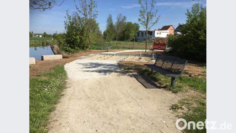 Der Weg durch die Vilsauen wird noch ein bisschen verlängert –damit man von hier aus weiter zu dem Café spazieren kann, das gerade in der ehemaligen Tankstelle (der weiße Flachbau im Hintergrund) entsteht. Bild: eik