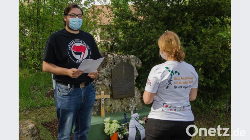 Stefan Dietl spricht am Gedenkstein für die russischen Kriegsgefangenen. Bild: exb