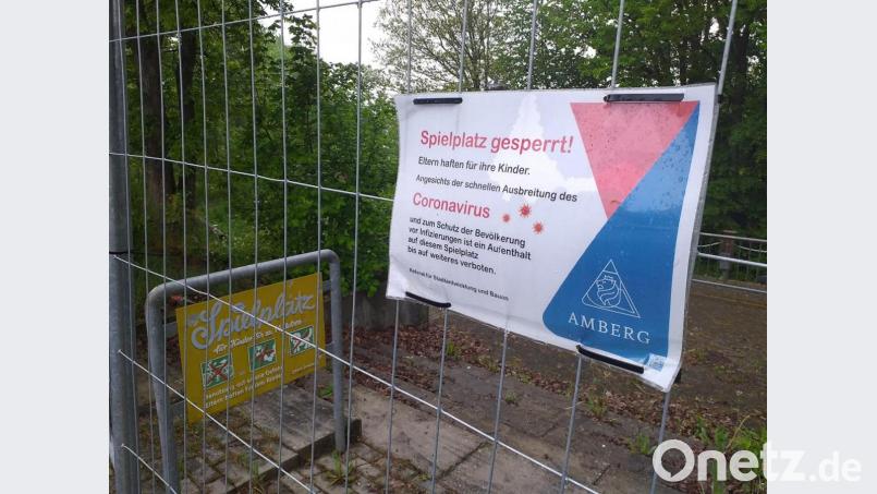 Seit Mittwoch dürfen Kinder wieder auf Spielplätze – nicht aber auf diesen an der Friedlandstraße. Und das dauerhaft. Schuld ist der Eichenprozessionsspinner. Bild: tk