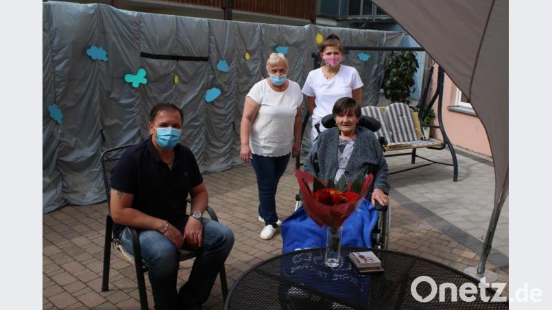 Nach sieben Wochen darf Heiko Eichholz seine Mutter Gisela wieder im Seniorenheim in Grafenwöhr besuchen. Für beide war die Trennung hart: Vor Corona war Heiko jeden zweiten Tag bei der 82-Jährigen. Umso glücklicher ist sie über den Besuch zum Muttertag und ihre Blumen. Heimleiterin Brigitte Adam und Pflegerin Michelle wachen über ihre Bewohner und freuen sich über die Besuche gleich mit. Bild: sne