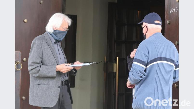 Peter Steigner kontrolliert, ob sich auch jeder vorher angemeldet hat. Bild: Kunz