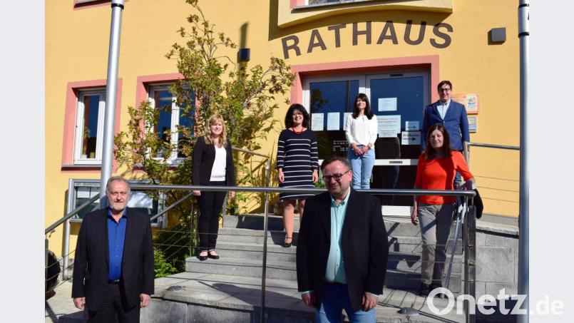 Der neue Ammerthaler Bürgermeister Anton Peter (links), neben ihm Amtsleiter Andreas Wittmann (vorn, rechts) und die Mitarbeiter der Verwaltung. Bild: oe