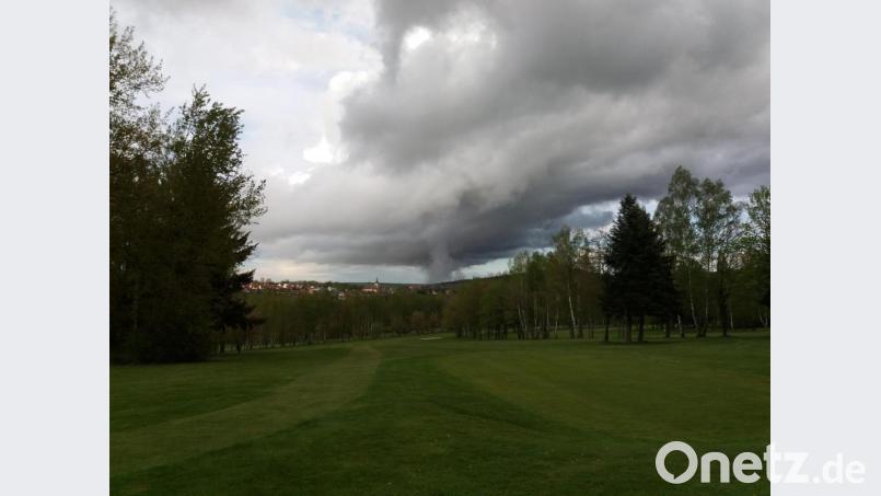 Die dunklen Wolken über dem Golfclub Stiftland verziehen sich bald. Die Anlage bei Bad Neualbenreuth (im Hintergrund) darf ab Montag wieder geöffnet werden. Bild: as
