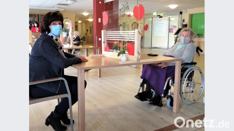 Claudia Ernstberger und ihre Mutter, Rosa Neumann (von links), sind glücklich. Bild: ubb