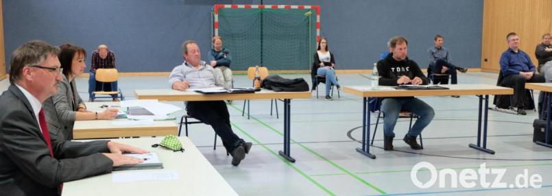 Die Sitzung des Gemeinderates fand wegen der Corona-Pandemie in der Mehrzweckhalle der Gemeinde statt. Bild: ohr