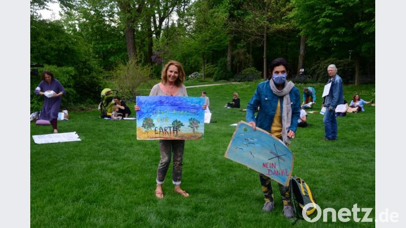 Aufruf zum stillen Protest gegen die Aushebelung des Grundgesetzes im Max-Reger-Park. Bild: Kunz