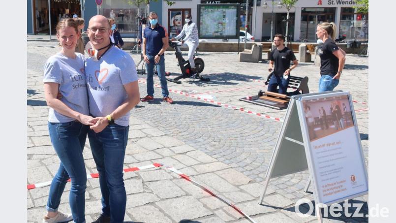 Bei ihrer Aktion auf dem Marktplatz machten die Betreiber der Tanzschule und des Fitness-Studios auf die ihrer Ansicht nach herrschende Ungleichbehandlung aufmerksam. Bild: Hirsch