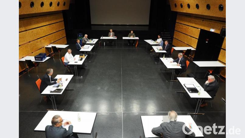 Diskussion mit dem notwendigen Sicherheitsabstand. Die Einhaltungen der bayerischen Corona-Regeln haben für die Freie-Wähler-Kreistagsfraktion oberste Priorität, auch bei ihrer ersten Sitzung in Ursensollen. Bild: acz