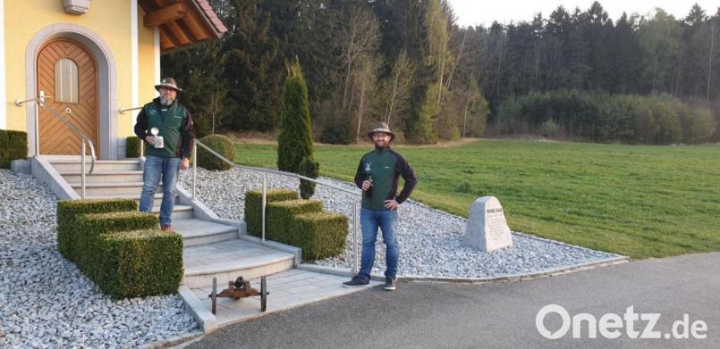 Mit einen symbolischen Böllerschuss aus der kleinen Kanone und einem Prosit mit Kommunbier grüßte Böllervizechef Thomas Ziegler mit Festleiter und Vizeschützenmeister Markus Werner (rechts) in der Videobotschaft die Schützenwelt in Bayern. Bild: gz