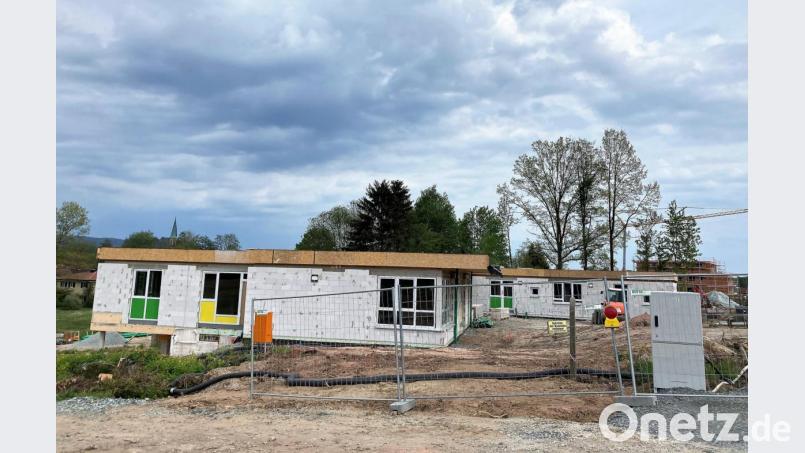Die Bauarbeiten für Kindergarten und Kinderkrippe an der Berndorfer Straße liegen im Plan, zum neuen Kindergarten-Jahr soll der Betrieb bereits starten Bild: stg