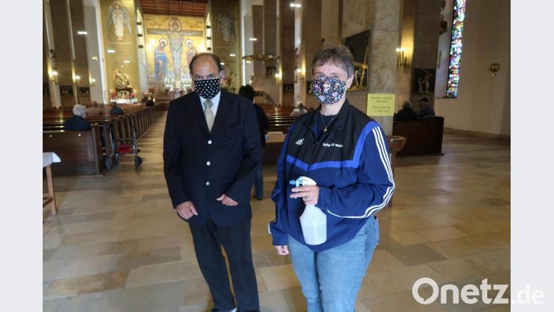 Vor dem Betreten der Kirche müssen sich die Besucher die Hände desinfizieren. Bild: Kunz