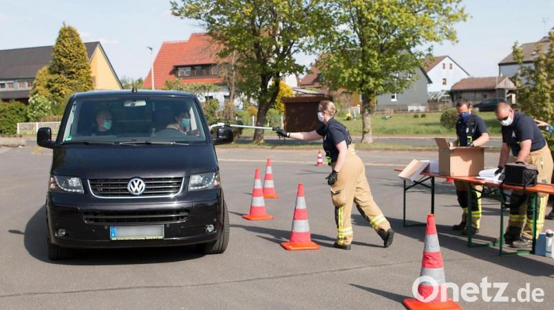 Mit einem Drive-In am Kirchparkplatz in Krummennaab überreichte die Feuerwehr die Masken an ihre Bürger. Bild: Simon Ertl/exb