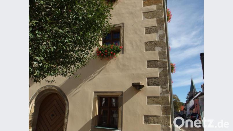 Pranger: 
Ein kleiner Sockel am Rathaus zeugt noch heute vom einstigen Pranger. Bild: exb/Kultur- und Militärmuseum Grafenwöhr