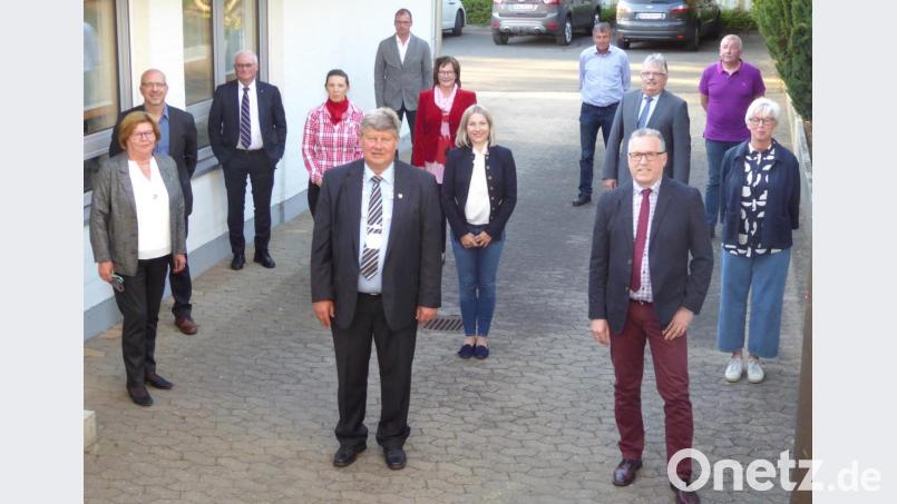 In gebührendem Abstand voneinander stellen sich die Gemeinderatsmitglieder der neuen Wahlperiode und Bürgermeister Schregelmann (Mitte) vor. Bild: fsb