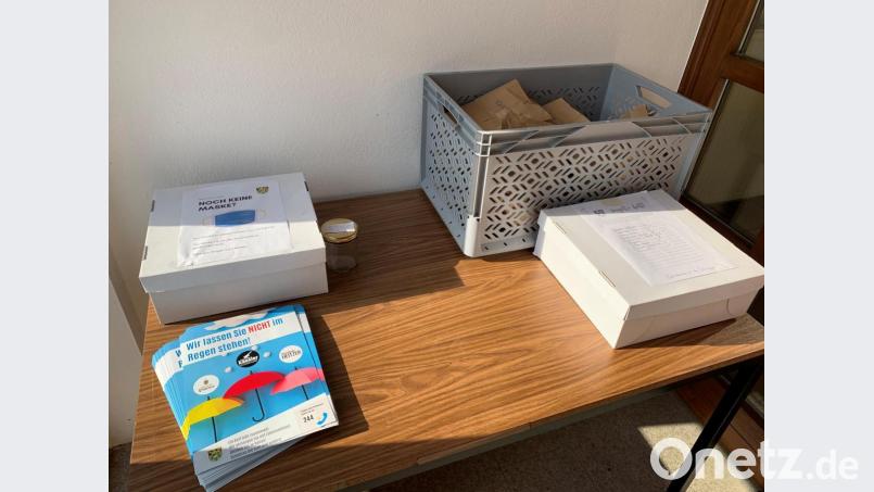Stoff und Gummibänder für die Masken stellt die Gemeinde Schlammersdorf zur Verfügung. Hilfreiche Hobbynäherinnen können sich das Material im Pfarrheim abholen. Bild: exb