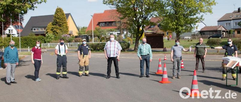 Dritter Bürgermeister Reinhard Naber (von links), Bürgermeisterin Marion Höcht, Kommandant Thomas Busch (Thumsenreuth), Kommandant Markus Krenkel (Krummennaab), SPD-Fraktionssprecher Wolfgang Bauer, FWG-Fraktionssprecher Rainer Schwingshandl, CSU-Fraktionssprecher Andreas Heinz, Zweiter Bürgermeister Herbert Mattes, Feuerwehrfrau und Gruppenführerin Michaela Adam. Bild: Simon Ertl/exb
