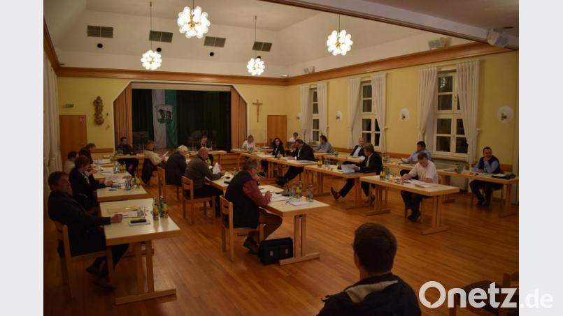 Ausführlich diskutierte das neue Gremium über die Geschäftsordnung für den Stadtrat Bärnau. Im speziellen ging es um die Teilnahme bei öffentlichen Veranstaltungen sowie eine begrenzte Redezeit in Diskussionen sowie das Ende einer Sitzung um 22.30 Uhr. Bild: szl